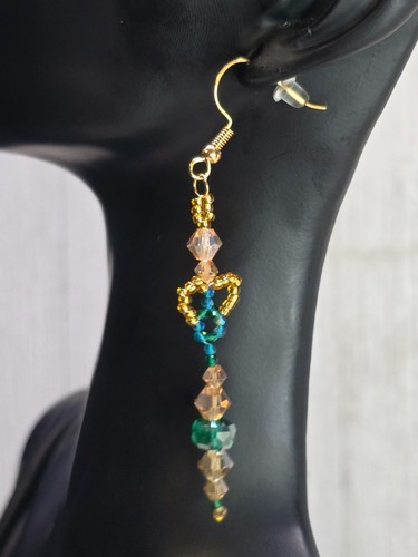 Pendientes colgantes artesanales enchapados en oro de 18k con cuentas de vidrio y esmeralda natural - Imagen 2 de 9