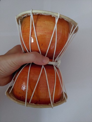 Tamburo Damaru Damru Legno Percussioni Mano Rituale Tradizione Clessidra Musica Marrone - Foto 16 di 17