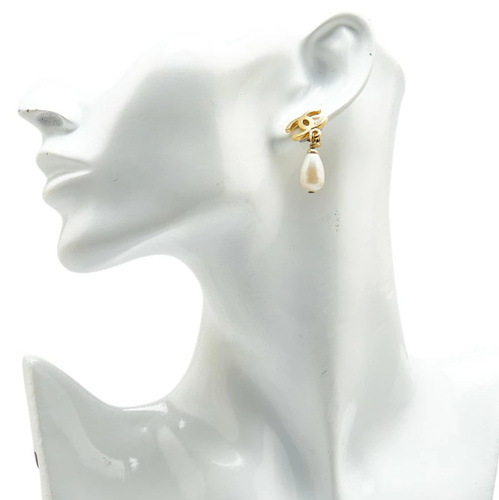 CHANEL CC Logos Pearl Drop Dangle Earrings Gold Tone 95P Auth w/Box #6810 - Imagen 2 de 6