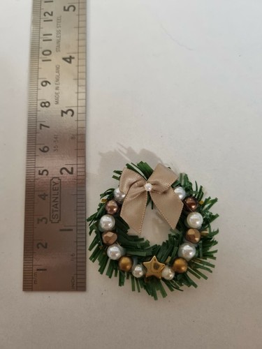 Dolls House Miniatures - Christmas Wreath - Gold/Cream - 1/12 scale - Picture 2 of 2