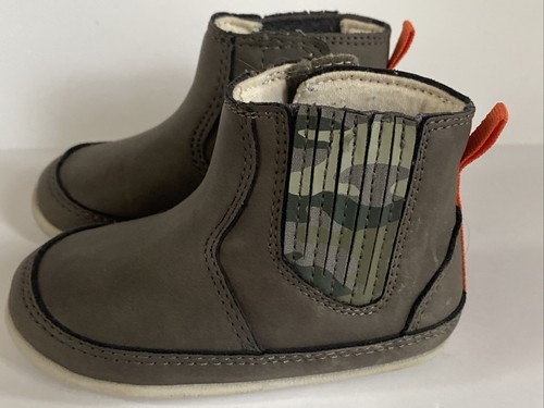 Carters CONNOR Gris Camuflaje Niño Pequeño Niño Talla 4.5 Botines Zapatos de caña alta Taupe Usados en Excelente Condición - Imagen 4 de 8
