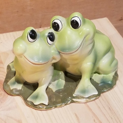 Porcelana Josef Originals 2 Ranas Verdes Sentadas Sonriendo Juntas - Granero Elegante - Imagen 9 de 12