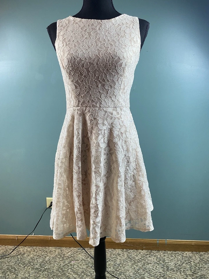 Vestido skatista feminino tamanho pequeno marfim renda fit n flare zíper traseiro - Imagem 2 de 4