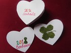 un vœu amoureux à 2 volets avec un trèfle à 4 feuilles ou un trèfle à 5 feuilles