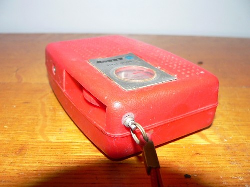 Vintage ARO Arrow Red AM Transistor Radio in Working Condition - Picture 4 of 6