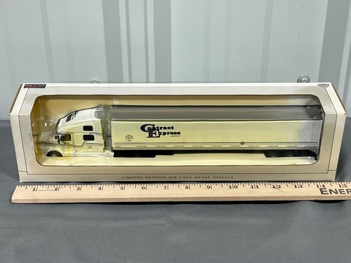 Contract Express Guelph Ontario Volvo 770 Van Trailer Spec-Cast 1:64 NIB 31510 - Picture 2 of 12