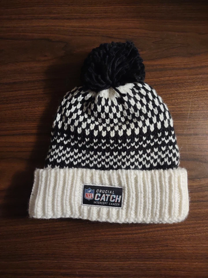 NFL Nueva Era Pom Beanie Tampa Bay Buccaneers Bucs Crucial Catch Intercept Cancer Foto 2 de 4