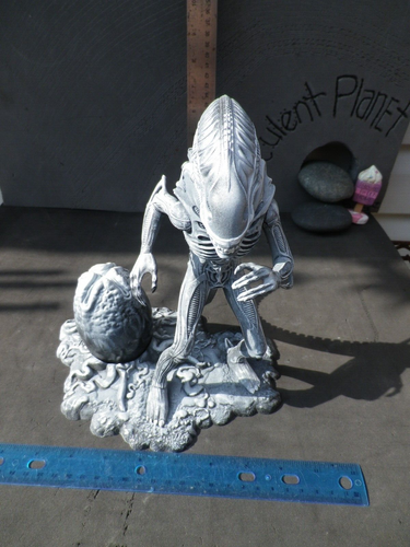 Alien Base mit Ei Prepped grundiert schwarz weiß Details lackiert fertig - Bild 1 von 7