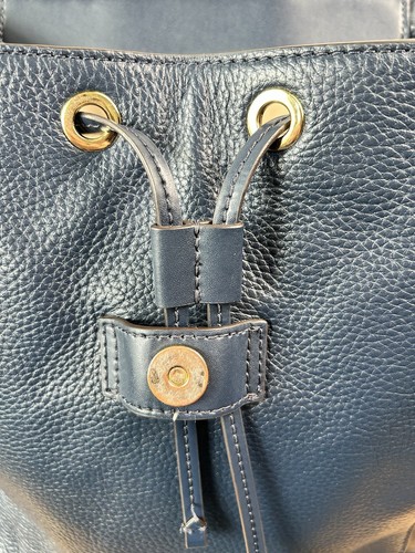 Cartera Mochila Michael Kors Azul Marino Cuero Guijarro - Herrajes Dorados Solapa con Cordón - Imagen 13 de 22