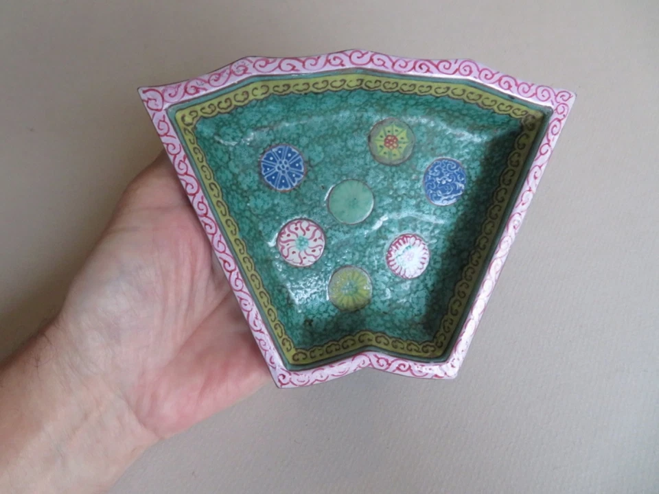 4 PLATOS CHINOS ESMALTADOS EN FORMA DE YIXING ZISHA YI XING, REDONDELES --- SIGLO XIX Foto 2 de 4