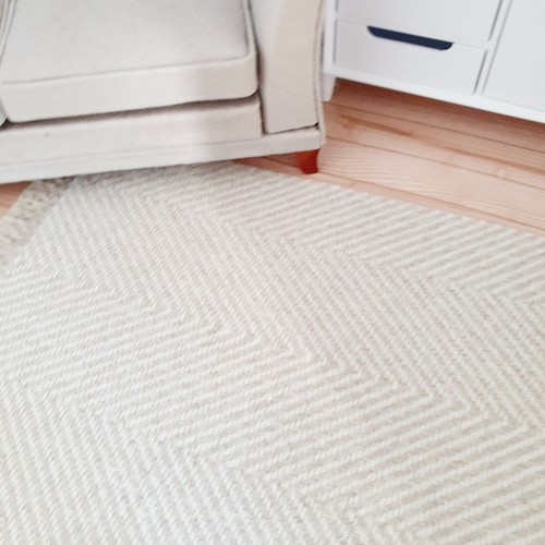 Alfombra moderna de espiga beige claro para casa de muñecas | Escala 1:12 | Alfombra miniatura - Imagen 2 de 6