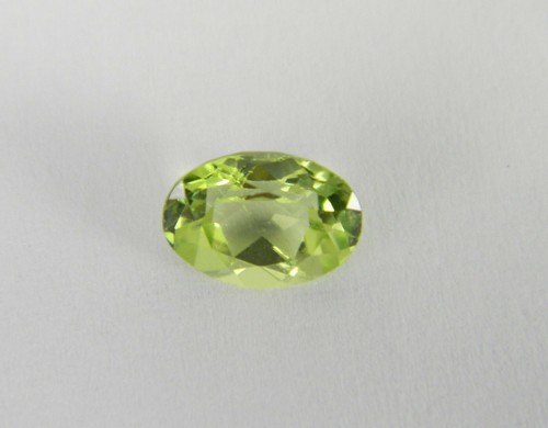0,78 Karat natürlicher grüner Arizona Peridot facettierter Edelstein oval PRT75 - Bild 1 von 2