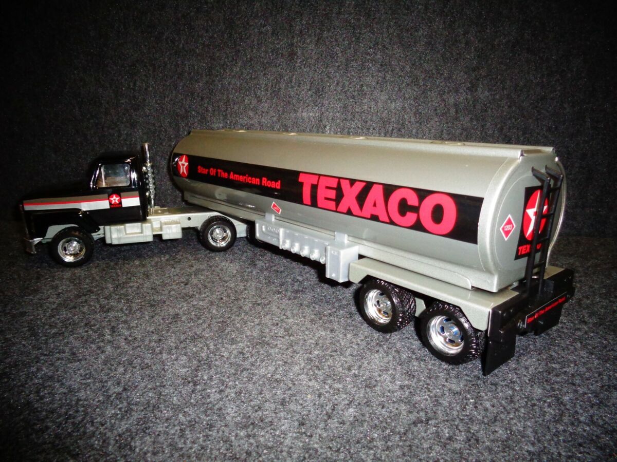 Vintage TEXACO TANKER TRUCK Pressed Steel / 1980's / 1/27th Vintage TEXACO TANKER TRUCK Pressed Steel / 1980's / 1/27th