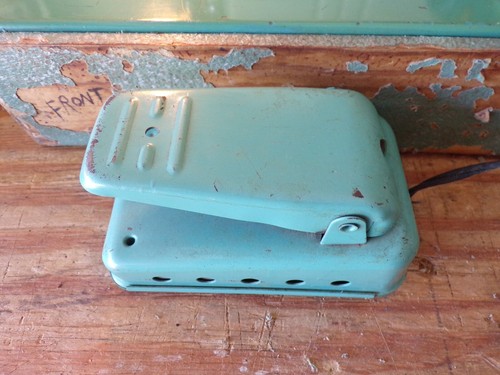 Vintage Model 900 Zig-Zag Portable Sewing Machine w/Floor Pedal - Picture 4 of 9