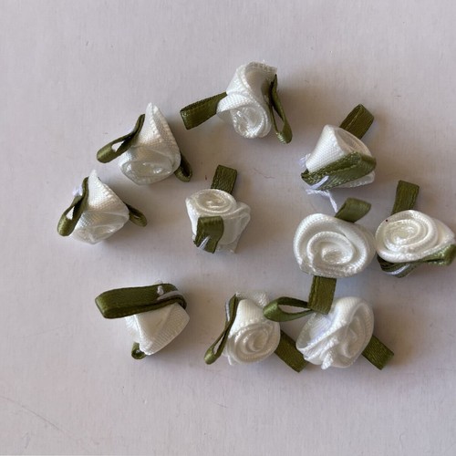 Mini kleines Satinband Rosenknospen Blumen mit grünen Blättern APPLIKATION HANDWERK - Bild 80 von 131