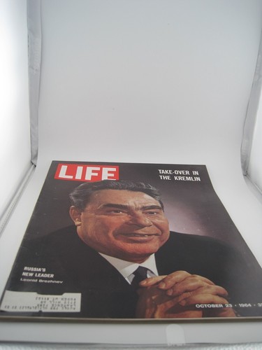 Take Over in the Kremlin Leonid Brezhnev Oct 23 1964 Life Magazine Vintage - Imagen 1 de 2