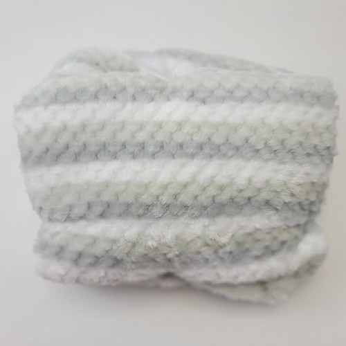 Swiggles Babydecke grau weiß Streifen Rautenstruktur sanfte Schritte  - Bild 4 von 4