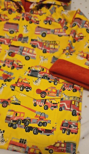 Hatley Boys Yellow Fire truck Raincoat Size 4 - Picture 2 of 4
