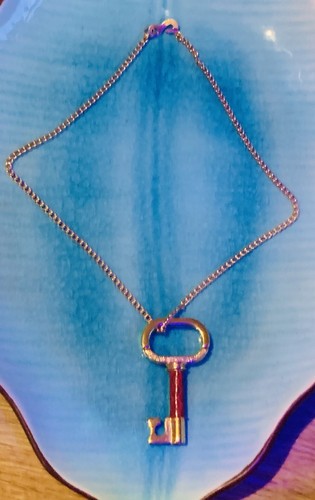 π Vintage 1960-80s - Gold-Tone Skeleton Key / Pendant Necklace β Red Enamel Key - Picture 9 of 16