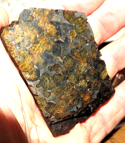 98 gm SERICHO pallasite Meteorite slice Kenya olivine stand - Picture 7 of 7