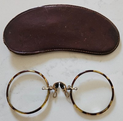 Ancienne  lunettes Pince Nez,   lorgnon avec étui.