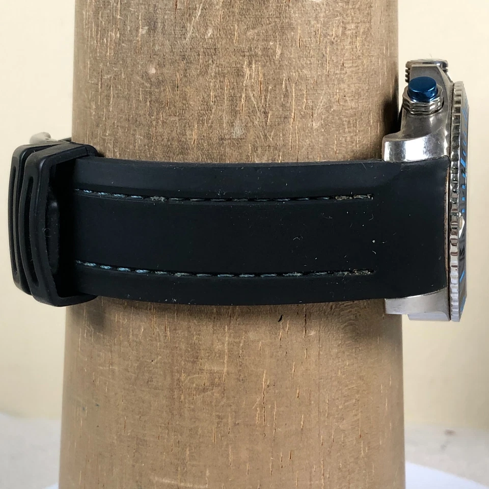 Reloj Suizo Militar Hombres 0643.30 Cronógrafo Banda Silicona Cuarzo 43mm 7 1/2" Foto 3 de 4