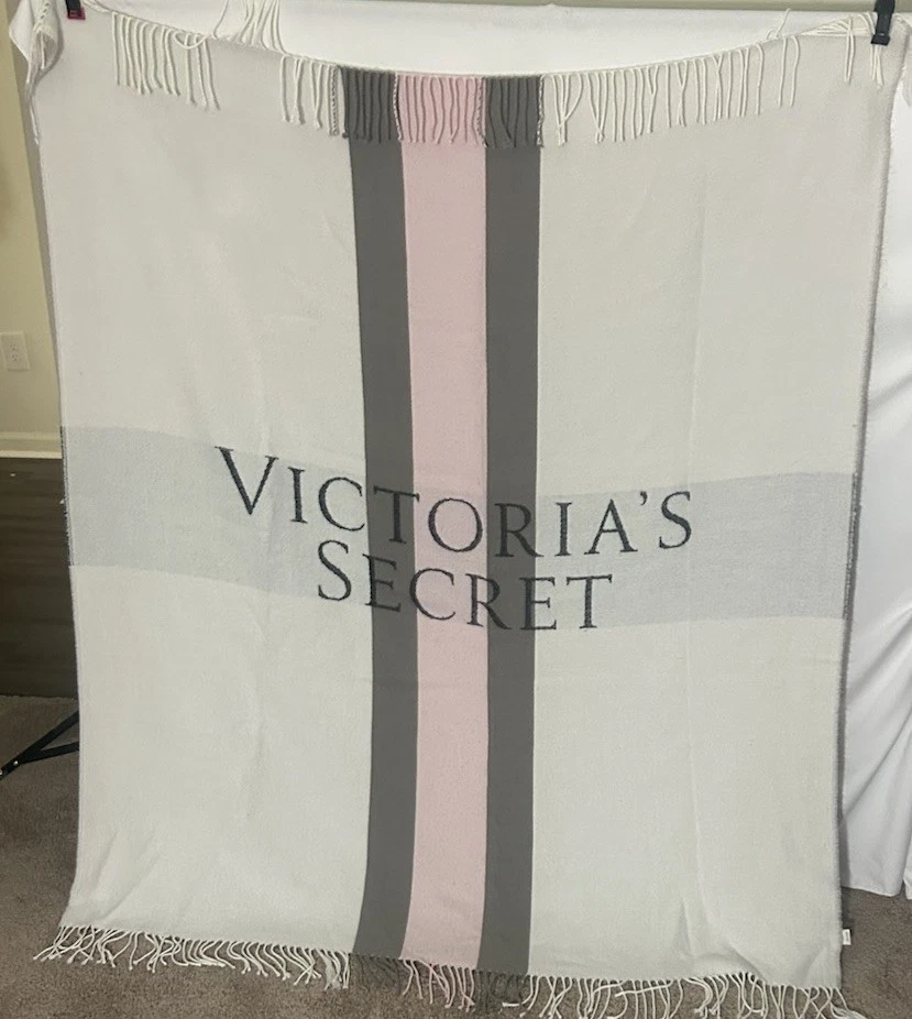 Manta Victoria's Secret Spellout 50 x 60 con flecos blanco/rosa/gris/negro Foto 3 de 4