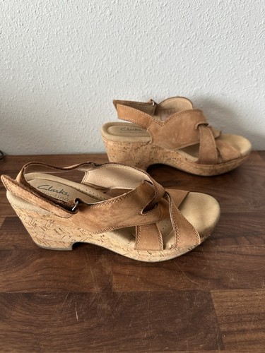 Clark’s Collection Sandals Women's 7.5 Giselle Flora Light Tan Nubuck Sandals - Picture 7 of 10