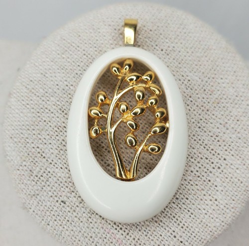 Vintage Crown Trifari Pendant Cream Lucite Gold Tone Pierced Floral Signed - Picture 4 of 8