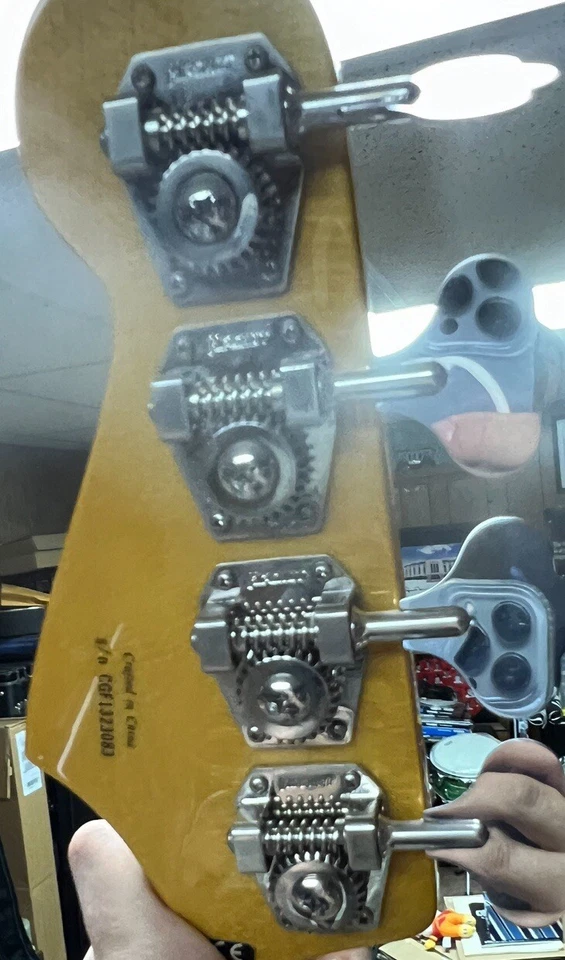 Bajo usado Fender Modern Player Jaguar Emg Geezer Butler Hip Shot Mods estuche negro Foto 2 de 2