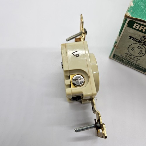 Bryant Presa singola avorio resistente alle intemperie 15A 125V 5261 - Foto 3 di 6