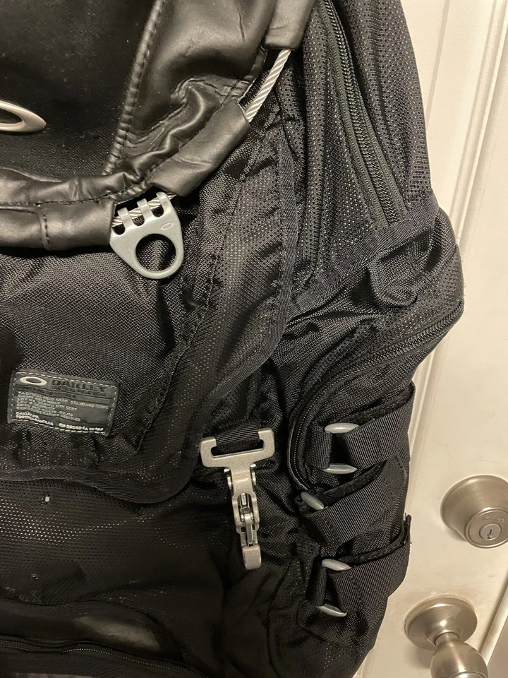 Mochila táctica Oakley de cuero negra para fregadero de cocina Foto 3 de 4