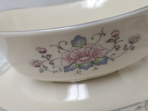 Lenox Gravy Boat ~ China de hueso fino Charleston ~ Placa base adjunta flores pastel - Imagen 2 de 8