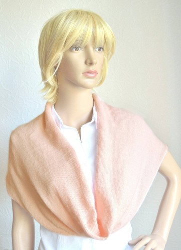 Hand made 100% cashmere women's pink snood scarf - Picture 4 of 5