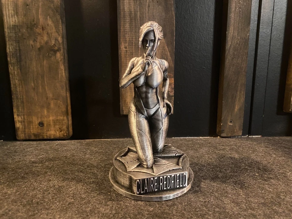 Estatua Resident Evil Claire Redfield en plata vintage 6 pulgadas de alto Foto 2 de 4