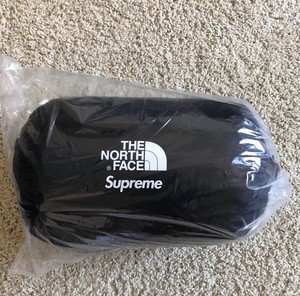 SUPREME-NYC-FW17-THE-NORTH-FACE-NUPTSE-BLANKET-MOUNTAIN-RARE-parka-baltoro-hat