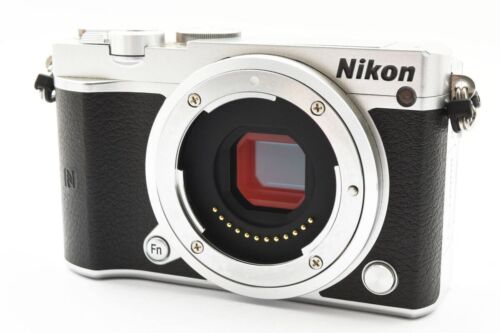 Nikon Nikon1 J5 argento/VR 10-30 mm/18,5 mm f1.8 solo corpo Giappone - Foto 4 di 9