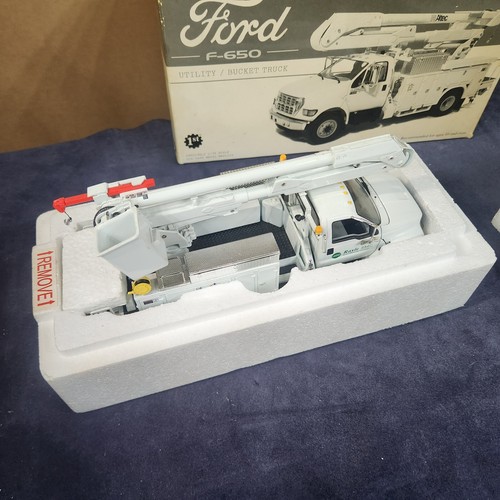 First Gear 1:34 Scale Ford F-650 Utility Bucket Truck Rayle EMC 10-3048K - Imagen 15 de 19