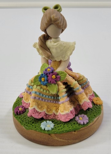 MM) Vintage Faceless Polymer Clay Doll Figurine on Wood Base Dominican Republic - Picture 1 of 10