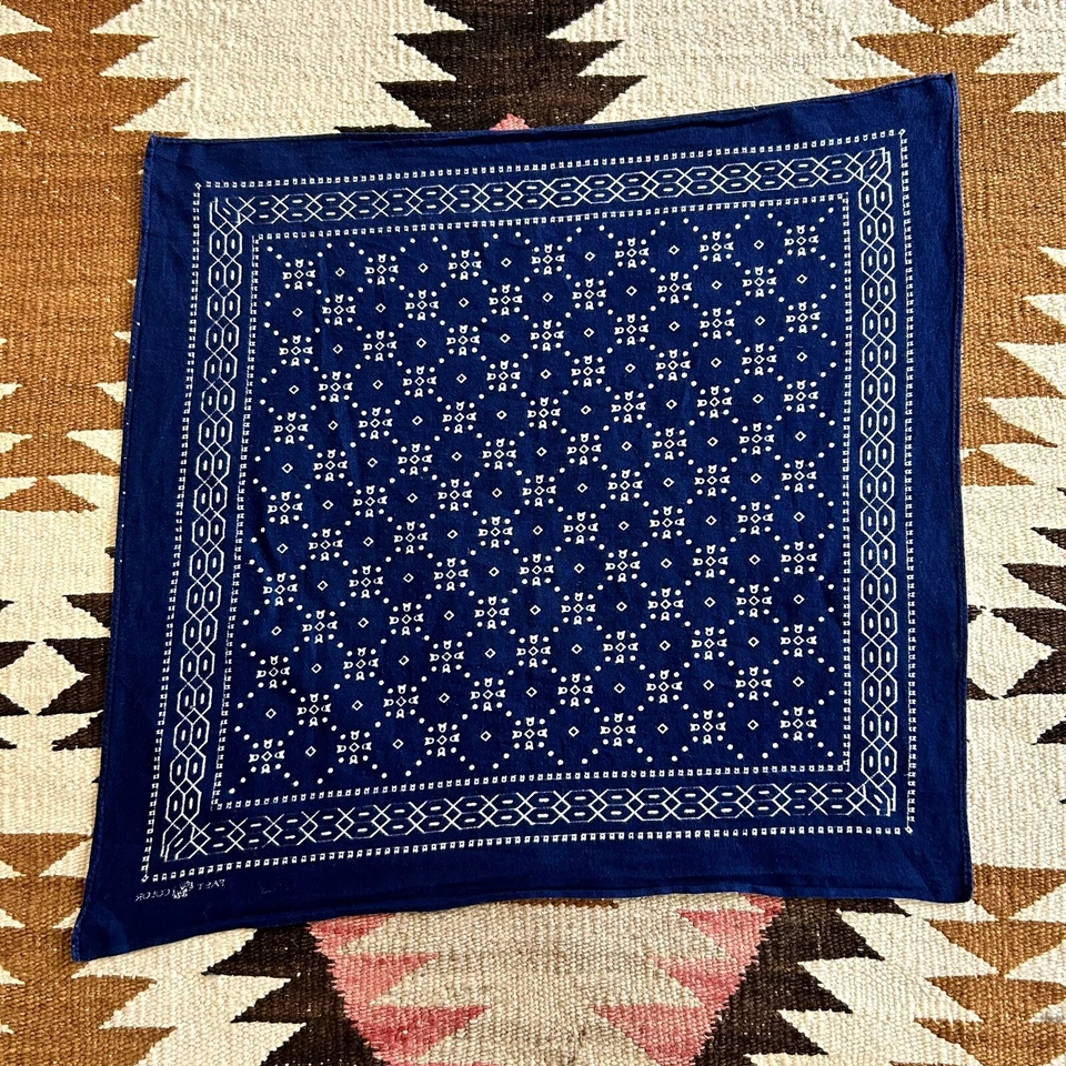 Bandana vintage de algodón índigo con ribete de los años 50 estampado geométrico - lavado oscuro Foto 2 de 4