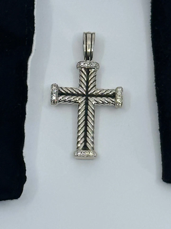 Cruz Chevron David Yurman de plata con diamantes Foto 2 de 4