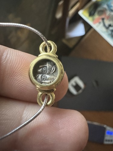 Ciondolo In Oro 18 Kt ed Obolo Ateniese Con I Dioscuri Collana In Argento  - Foto 2 di 10