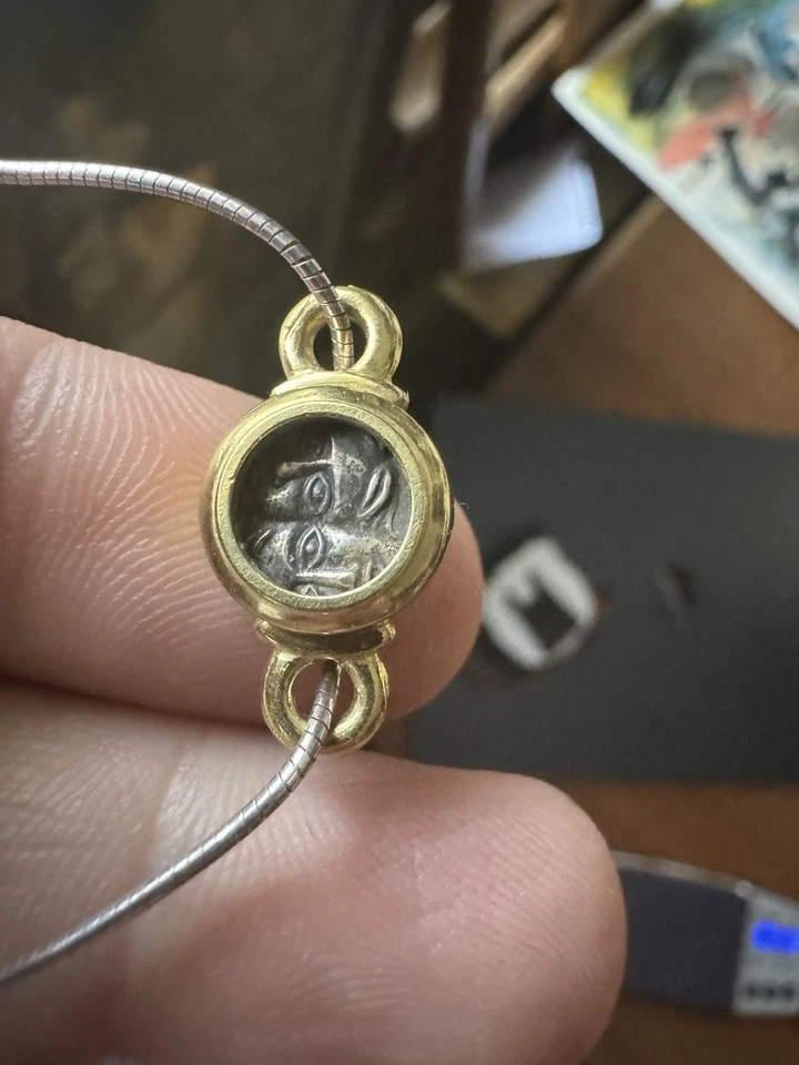 Ciondolo In Oro 18 Kt ed Obolo Ateniese Con I Dioscuri Collana In Argento  - Immagine 2 di 4