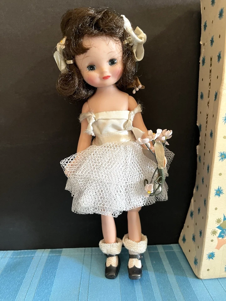 Muñeca Betsy McCall (NUEVA EN CAJA) American Miniature Corp 8" de colección, pelo marrón con lazos y flores Foto 3 de 4