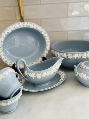 Oval Wedgwood Queensware Embossed Blue And White Bowl - Picture 3 of 5