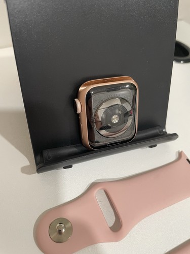 Apple Watch Series 4 40mm Rose Gold Aluminum - GPS Only - Heavy Screen Scratches - Zdjęcie 4 z 5