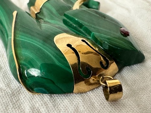 Ciondolo elefante in malachite in oro 14 kt con occhio di rubino - Foto 4 di 10
