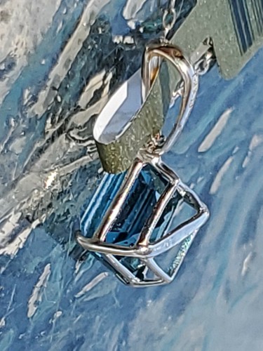 Colgante de corte princesa azul circón creado en laboratorio oro blanco liso de 14 quilates - Imagen 12 de 12