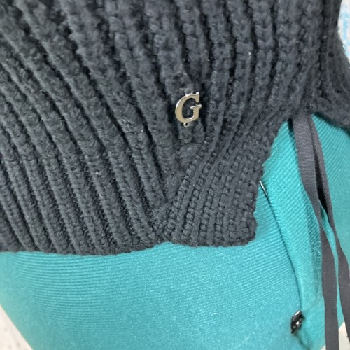 Suéter Guess Tejido con Cable Cuello Tortuga Bolsillo Frontal Logo Ranura Lateral Negro Talla L - Imagen 9 de 17