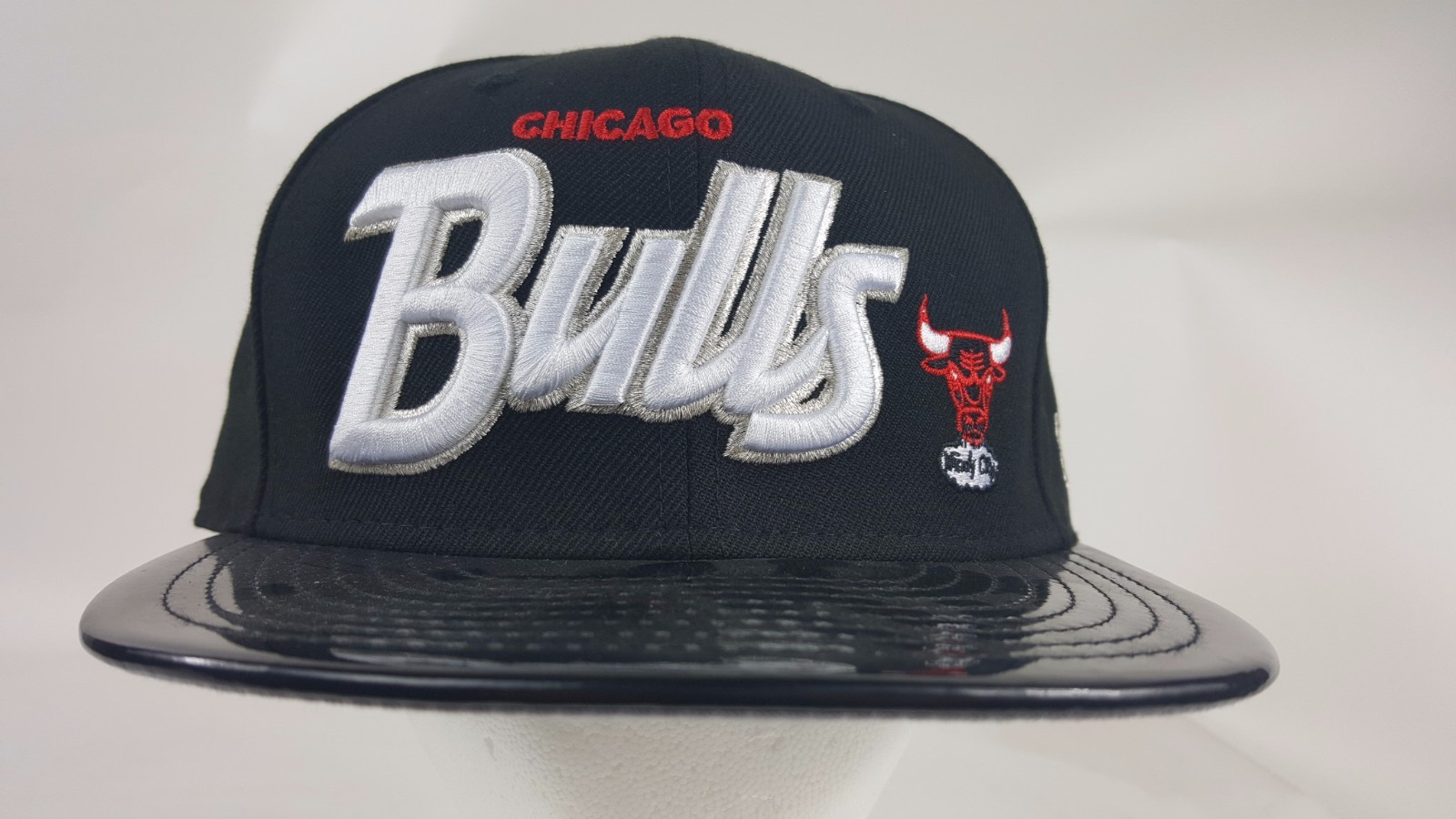 white and black chicago bulls snapback